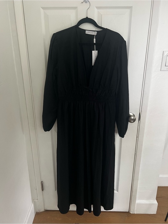 Petal & Pup Dresses & Skirts - Petal & Pup Black Long Sleeve V-Neck Midi Dress